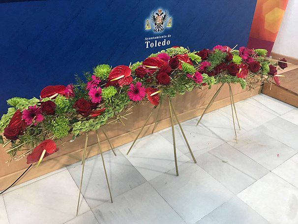Decoración floral de la rueda de prensa en el Ayuntamiento de Toledo