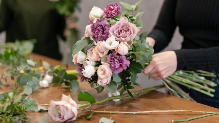 Close-up,Flowers,In,Hand.,Florist,Workplace