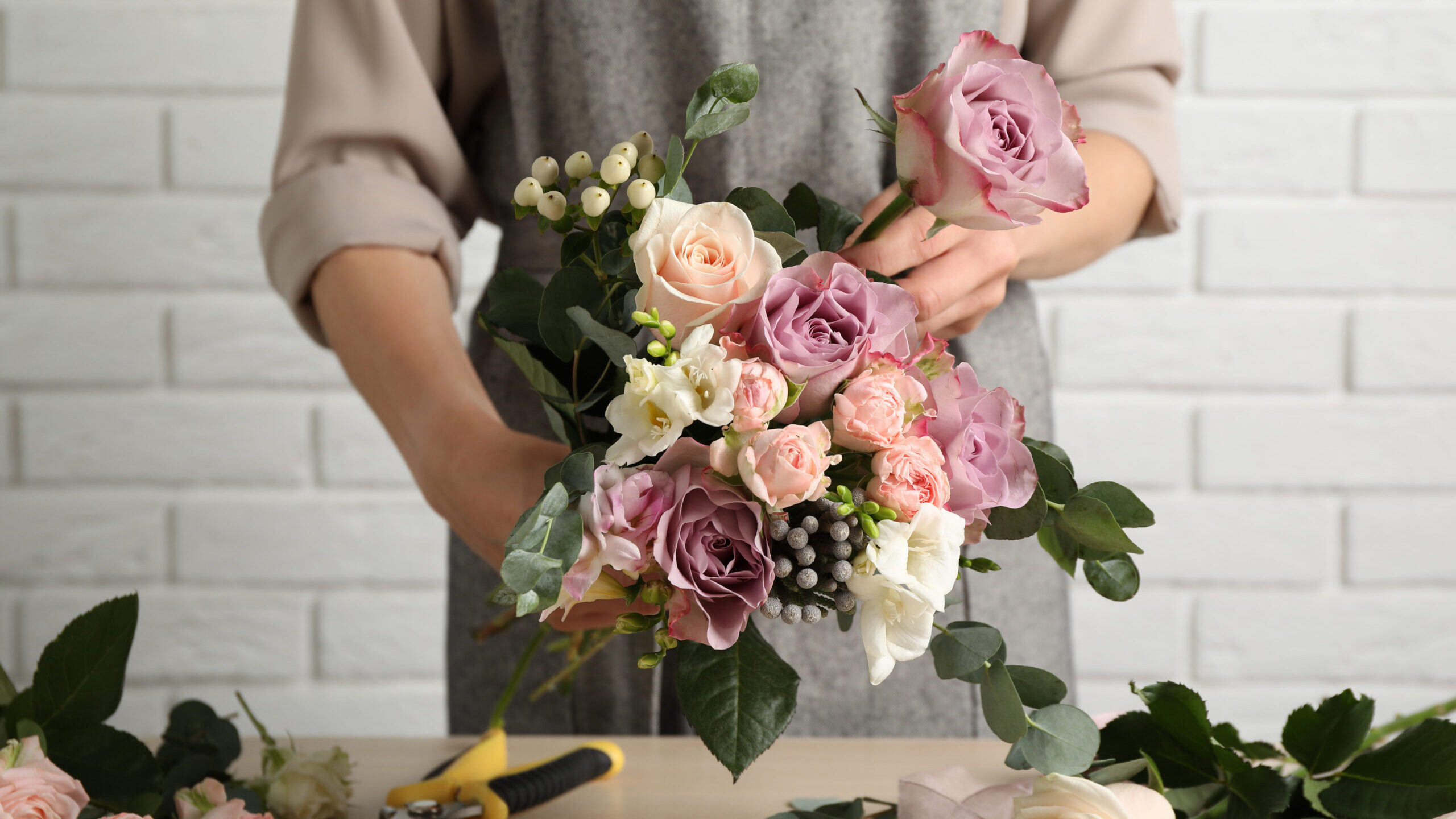 Florist,Creating,Beautiful,Bouquet,At,Table,Indoors,,Closeup