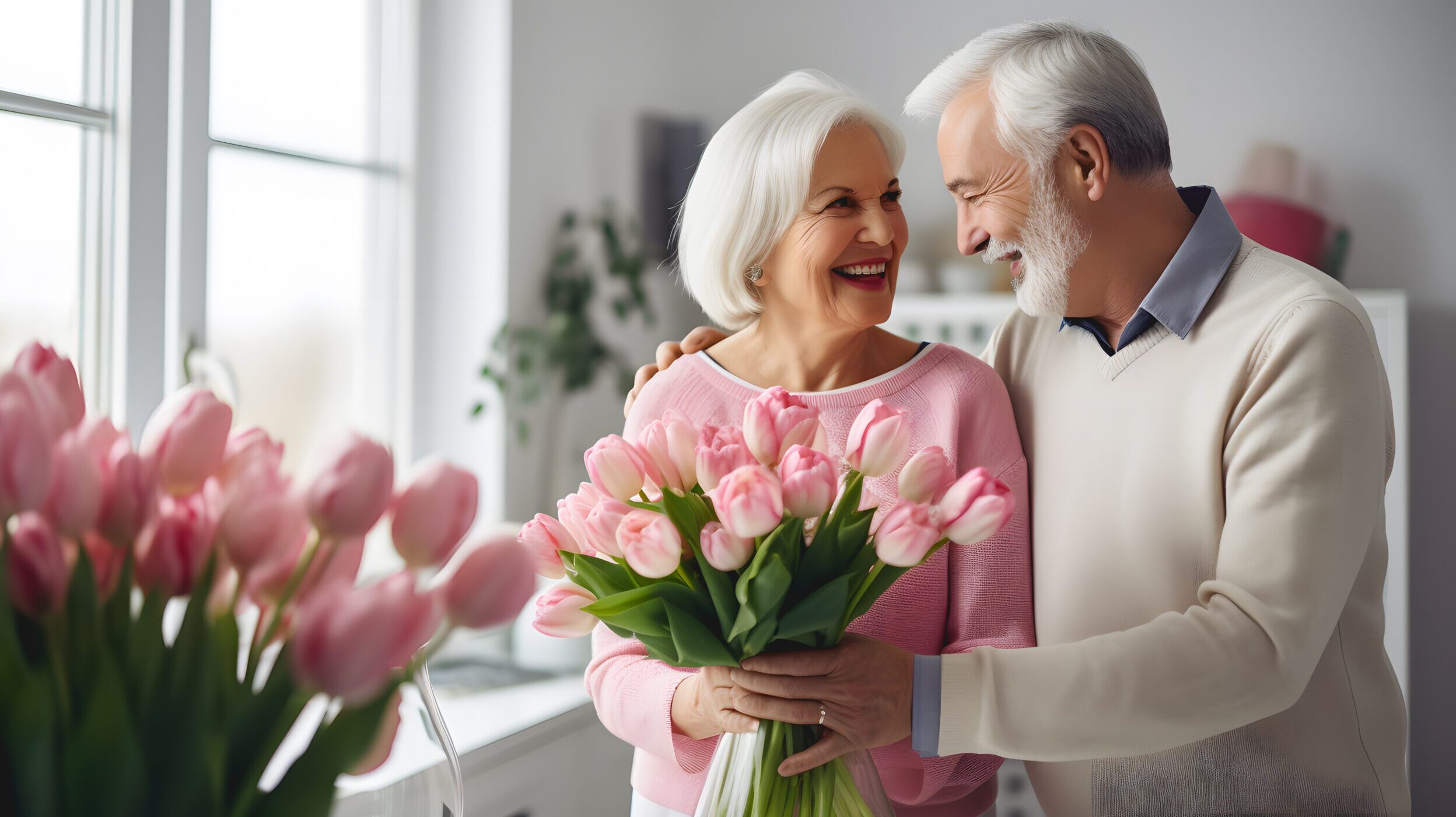 Un homme qui offre un bouquet de fleurs pour l'anniversaire de sa femme