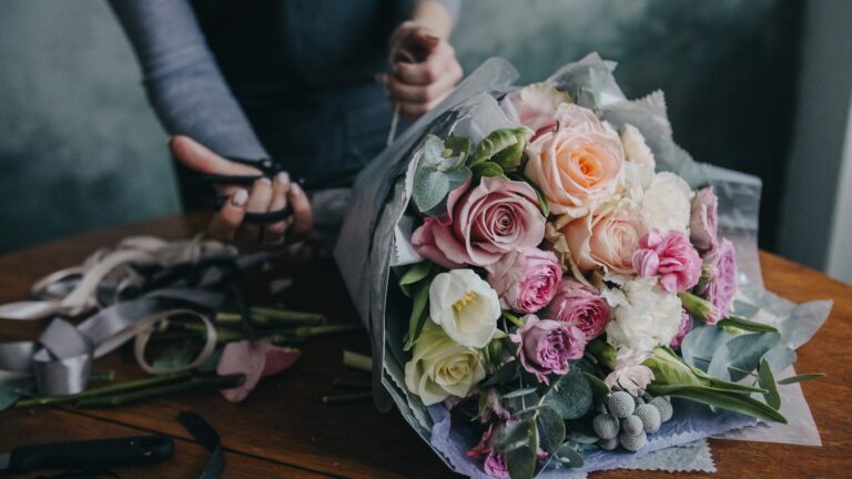 Девушка флорист собирает красивый букет girl florist makes a beautiful bouquet